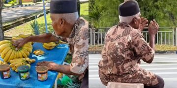 [VIDEO] Sebak lihat pak cik terus berdoa lepas pelanggan beli buah