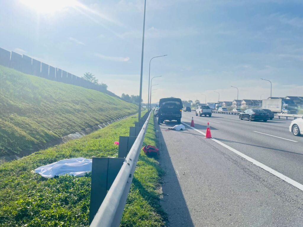 Dua beradik tercampak, motosikal rempuh penghadang lebuh raya