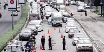 ‘Serah diri, letak senjata kami polis’