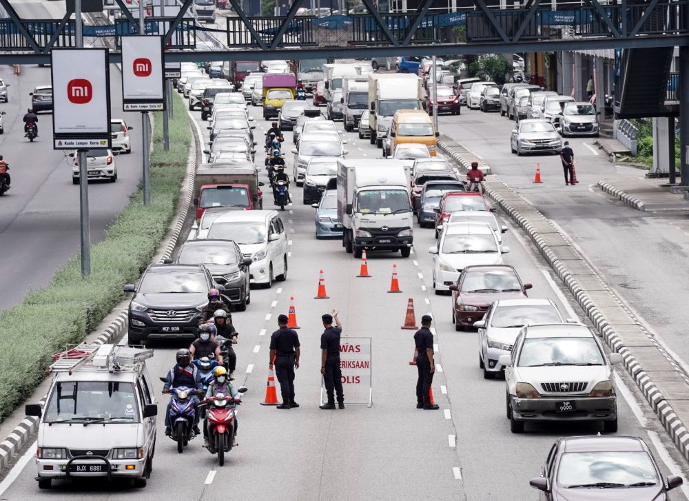 ‘Serah diri, letak senjata kami polis’
