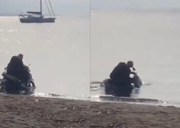 Pelancong tunggang motosikal dalam laut