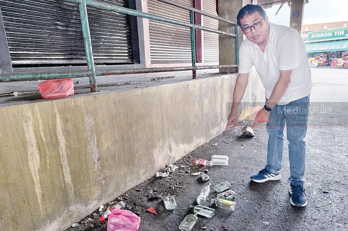 Bangkai kucing, botol arak bersepah