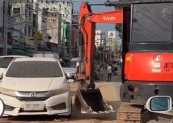 Polis minta maaf, guna jengkaut alih kereta terkandas banjir