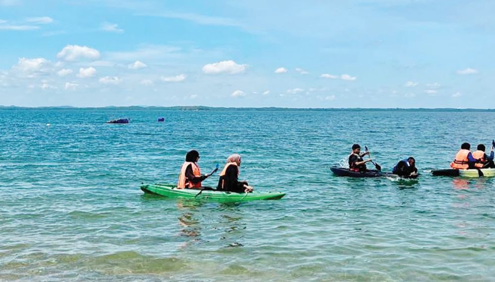 Seronok berkayak di Pulau Layak