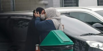 Waris budak maut dalam kereta tiba, suasana pilu