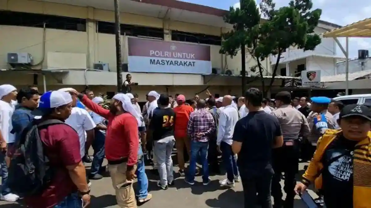 Penduduk serbu balai polis, desak tangkap askar buat onar