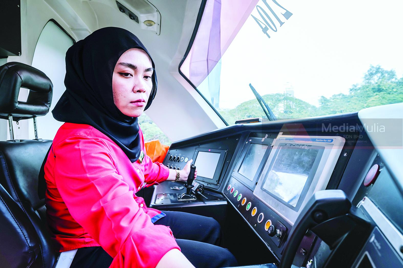 Kenali wanita pertama Malaysia pandu monorel 4 gerabak