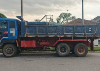 Polis sita lori rempuh lampu isyarat di Pekan Nanas