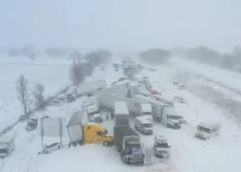 100 kenderaan termasuk 30 treler berlanggar
