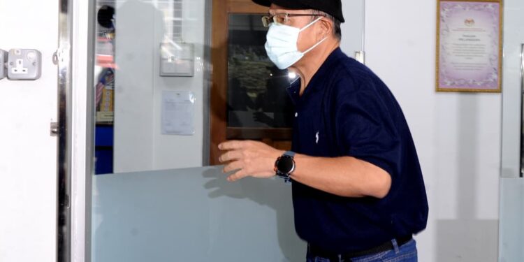 [VIDEO] Atuk didenda RM9,000 ‘salotape’ nombor plat isi RON95