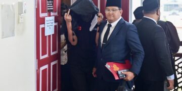 [VIDEO] Jurujual berpakaian, kelakuan wanita didakwa