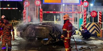 Dua rentung, kereta terbakar di Plaza Tol Jitra