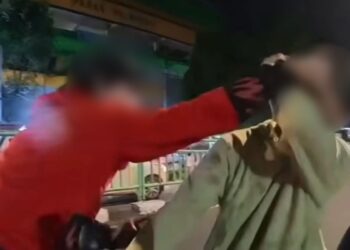 Suami isteri hisap rokok sambil bawa bayi dikecam