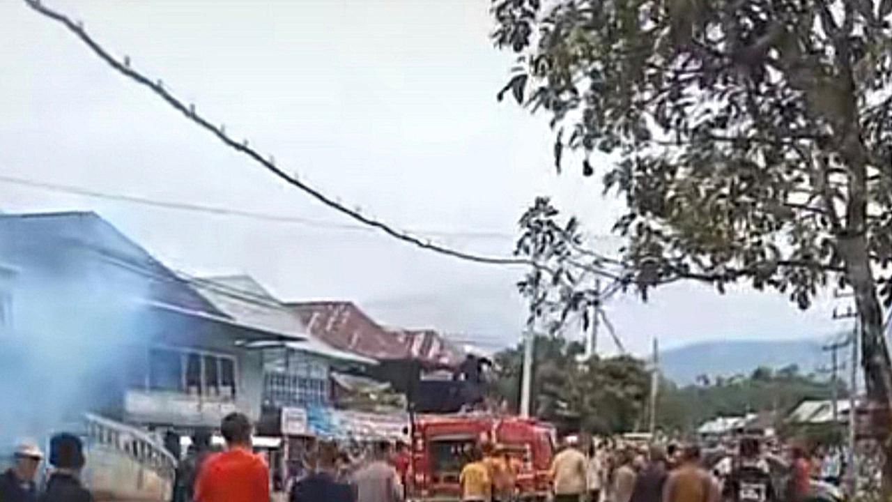 Berang bomba datang lambat, penduduk baling batu