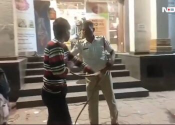 Hayun ular untuk elak disaman polis trafik 