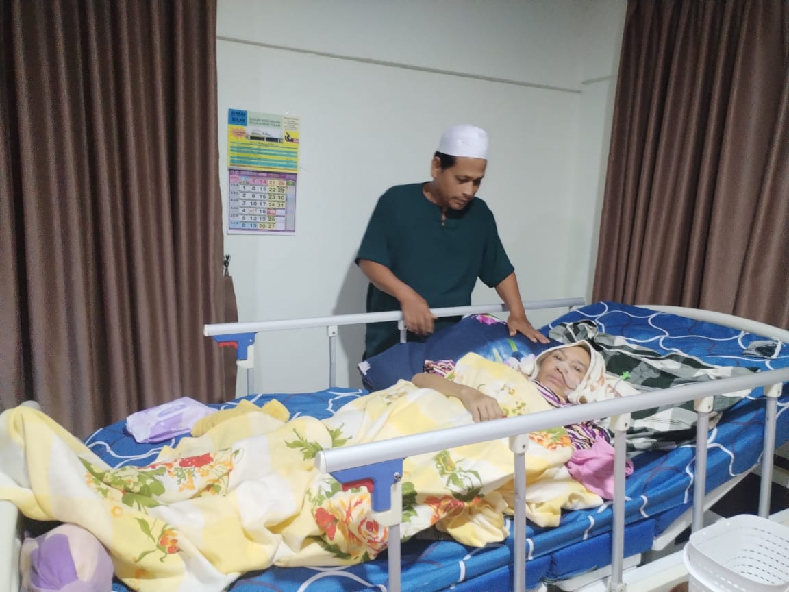 Setia jaga isteri sakit, tidur pun tak lelap