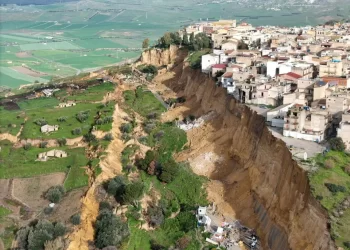 Tanah runtuh 4 kilometer ancam rumah pinggir tebing 