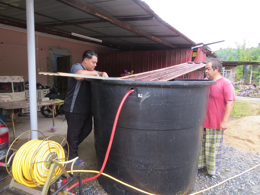 Tadah air hujan untuk mandi, cuci pakaian