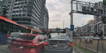 [VIDEO] Lari pemeriksaan, Civic rempuh deretan kereta