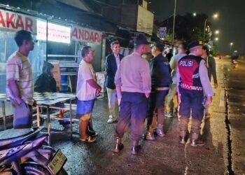 Pemilik gerai pasang karaoke di bahu jalan