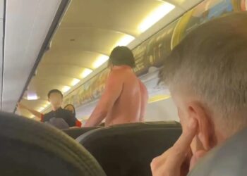 Penumpang tanggal baju, lompat dari pesawat