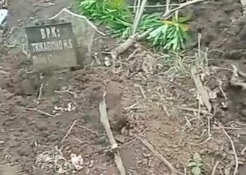 Batu nisan berselerak, kubur dibongkar