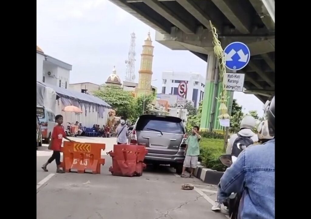 Sesak teruk, tuan rumah ‘suka hati’ tutup jalan untuk kenduri