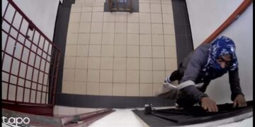 [VIDEO] Lelaki bertudung pecah rumah pelajar universiti