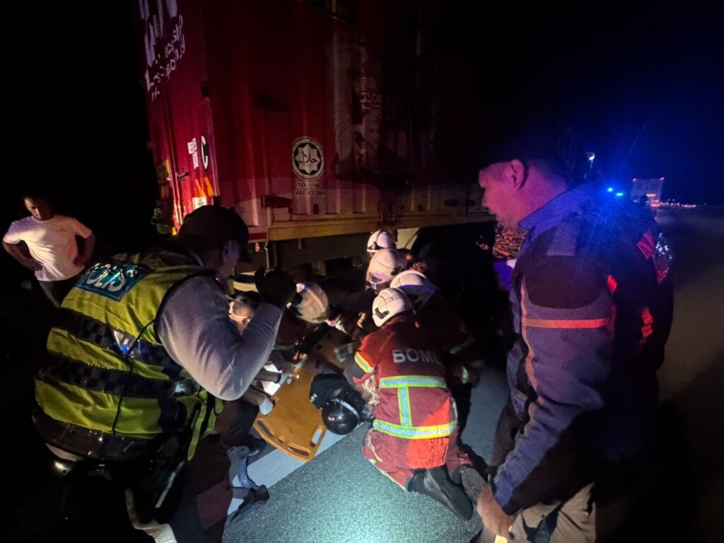 Dua maut rempuh lori rosak