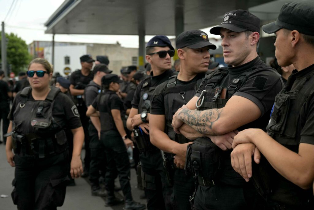 Polis merusuh, minta naik gaji