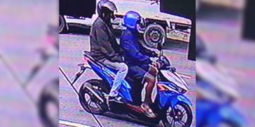 [VIDEO] Dua lelaki bersenjata parang samun kedai runcit di Mantin