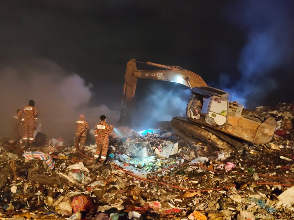 Tapak longgok sampah setinggi enam meter terbakar