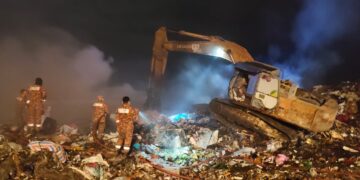 Tapak longgok sampah setinggi enam meter terbakar