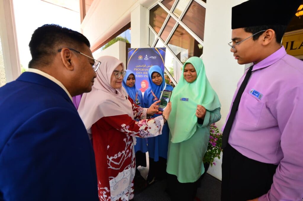 Setiap murid di Pahang miliki kod QR