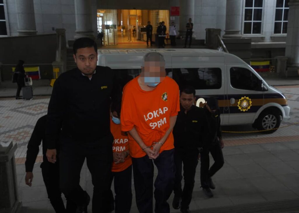 Tuntutan palsu: Ketua Pengarah, pengarah jabatan direman 5 hari