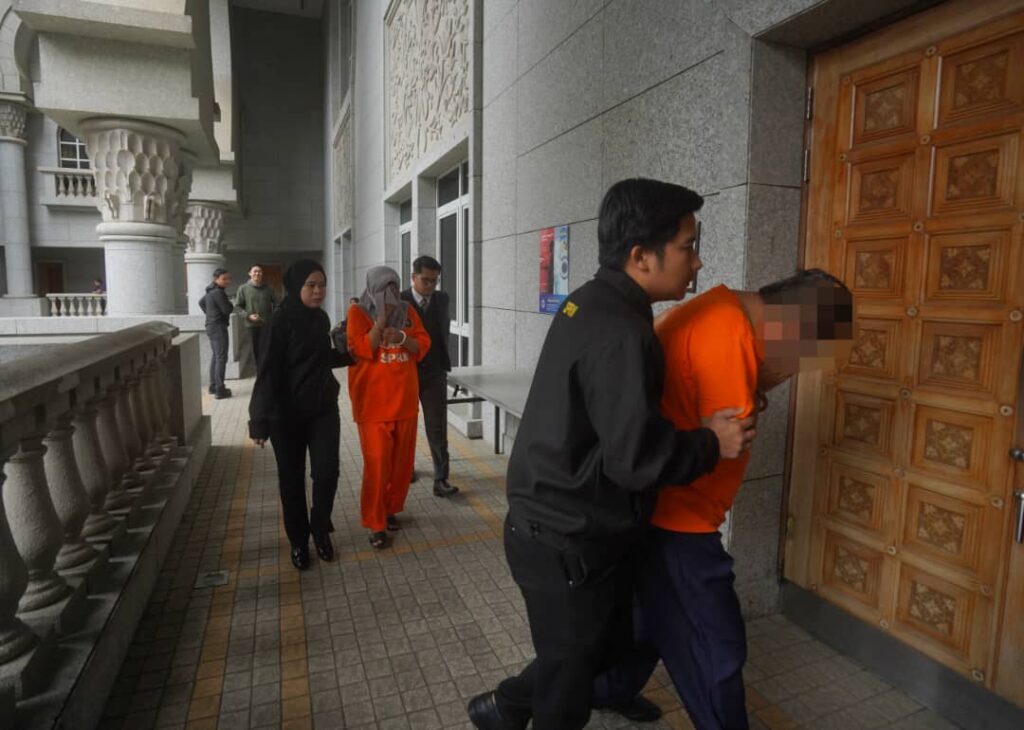 Bekas setiausaha politik, isteri tiba di mahkamah untuk direman