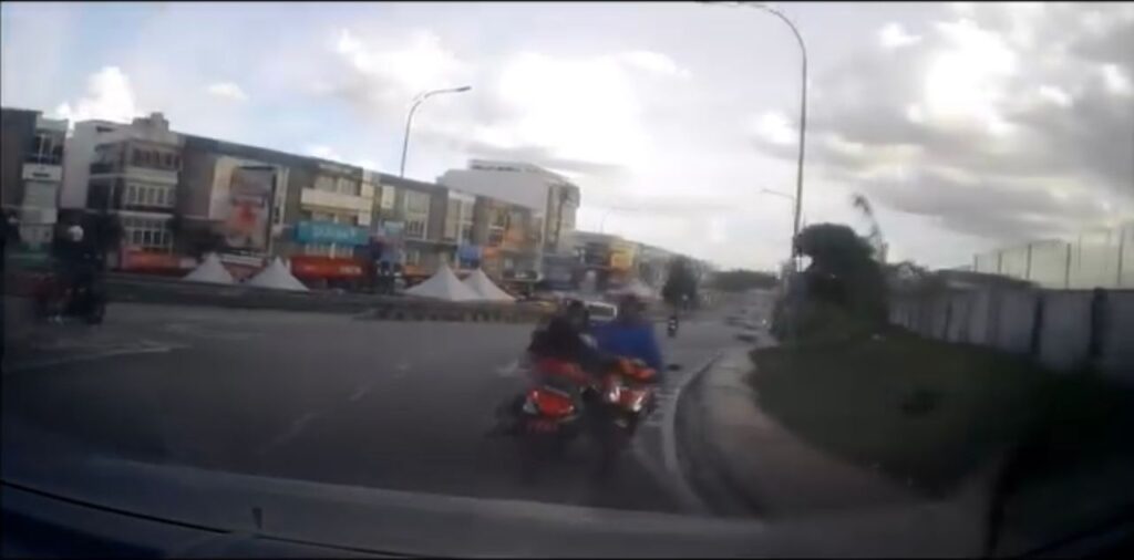 Video tular penunggang motosikal bertengkar, halang kereta disiasat
