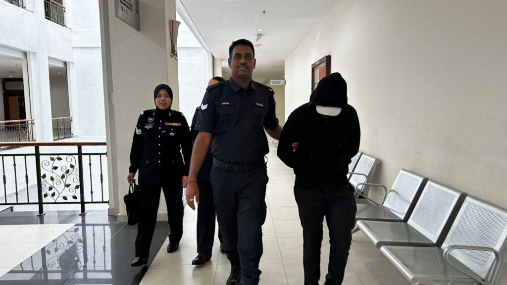 Pensyarah noda pelajar dalam kereta, rumah