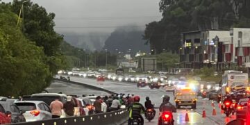 Pengguna Lebuh Raya Utara-Selatan di Ipoh panik jalan dinaiki air