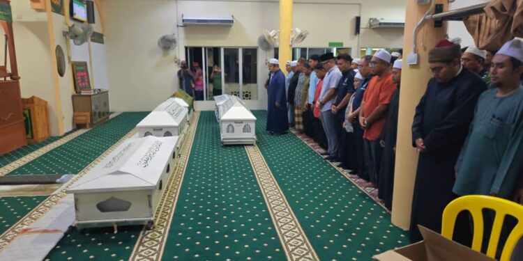 Ratusan hadir beri penghormatan jenazah lima sekeluarga