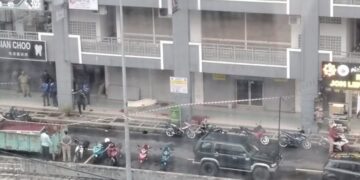 Pekerja pembersihan maut terkena cermin pecah