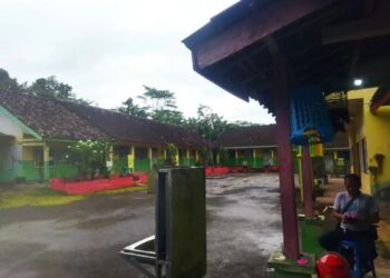 Guru hilang duit periksa pakaian murid