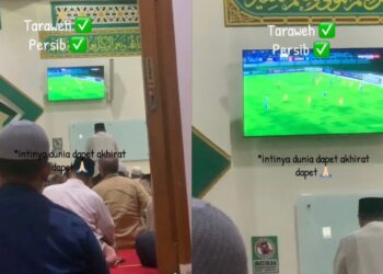 Jemaah tarawih sambil tonton perlawanan bola sepak