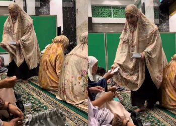 Jemaah tarawih terima sampul berisi wang RM12 ganti moreh