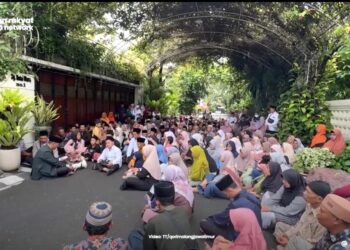 Orang ramai berzikir depan rumah Jokowi