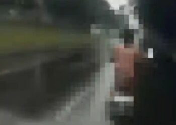 Lelaki tunggang motosikal tanpa baju, seluar