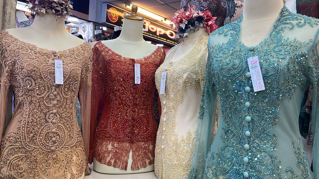 Ramai ‘lock’ kebaya manik Indonesia