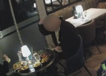 Pelanggan letak rambut dalam stik, helah makan ‘free’