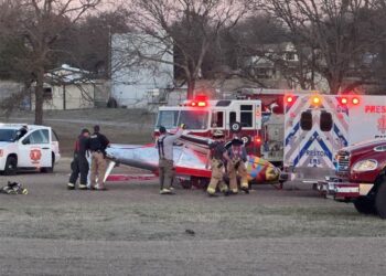 Pesawat terbalik, juruterbang cedera