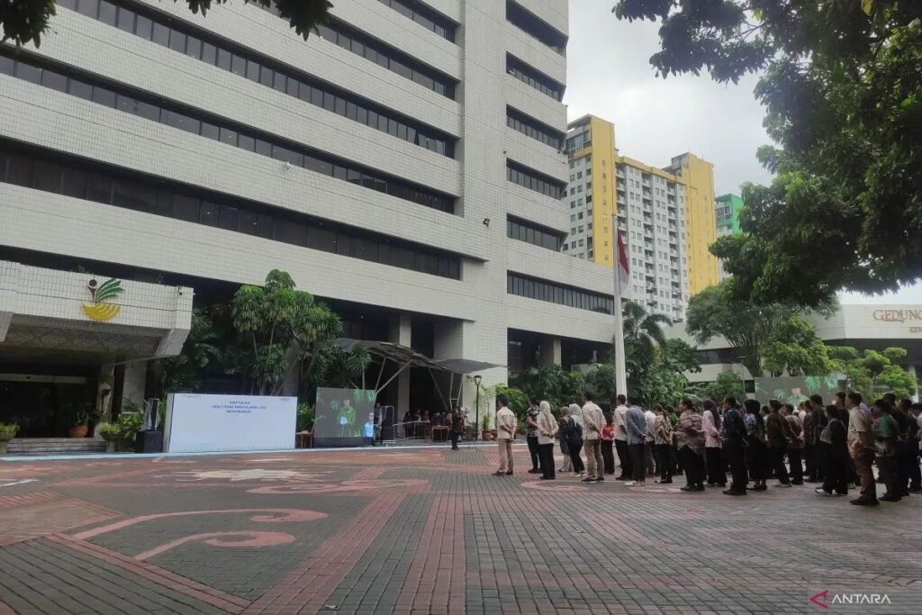 Menteri beri amaran, 2,600 penjawat awam ponteng kerja